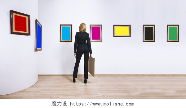 仔细看着艺术画廊的女人背影在博物馆的艺术品收藏家